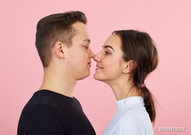 Hôn Eskimo (cọ mũi với nhau) là một nụ hôn biểu hiện sự dễ thương của tình yêu. Trong một nụ hôn Eskimo, các đối tác chà mũi của họ qua lại với nhau.