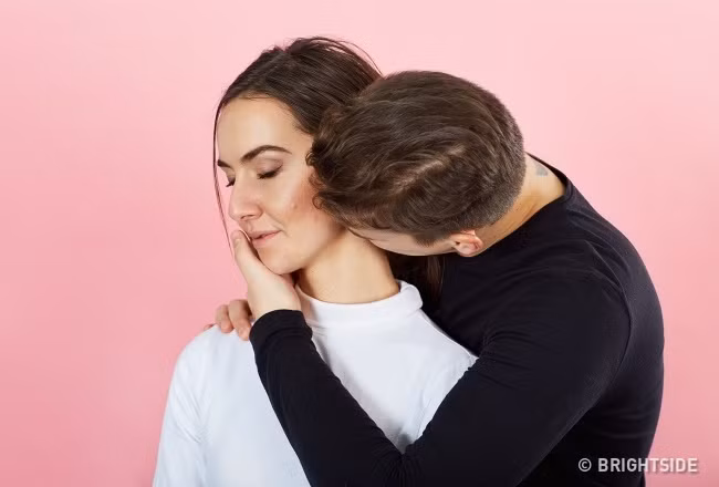 Nụ hôn cổ là kiểu hôn của cặp vợ chồng trong mối quan hệ gần gũi và thân tình. Đôi khi, nụ hôn này chỉ là một khúc dạo đầu trong “chuyện ấy”.