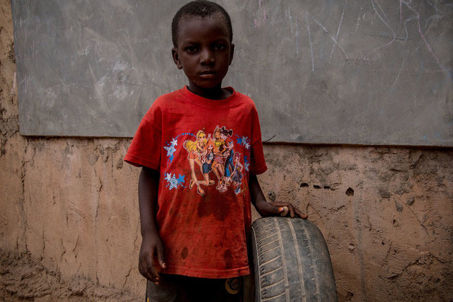 Một gia đình Burkina kiếm được 54 USD/tháng/người lớn, đồ chơi yêu thích là lốp xe.