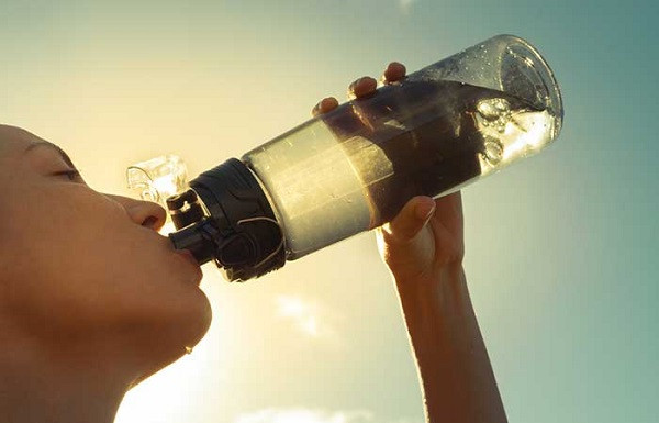 Mùa hè làm cho bạn đổ nhiều mồ hôi, tế bào da mất nước một cách nhanh chóng. Để duy trì mức độ ẩm trong cơ thể, bạn nên uống từ 8-10 ly nước bao gồm cả nước lọc và nước trái cây.