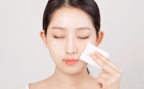 Giấy thấm dầu chính là giải pháp cứu cánh giúp làm sạch da và bã nhờn nhanh chóng trong ngày hè nóng bức.