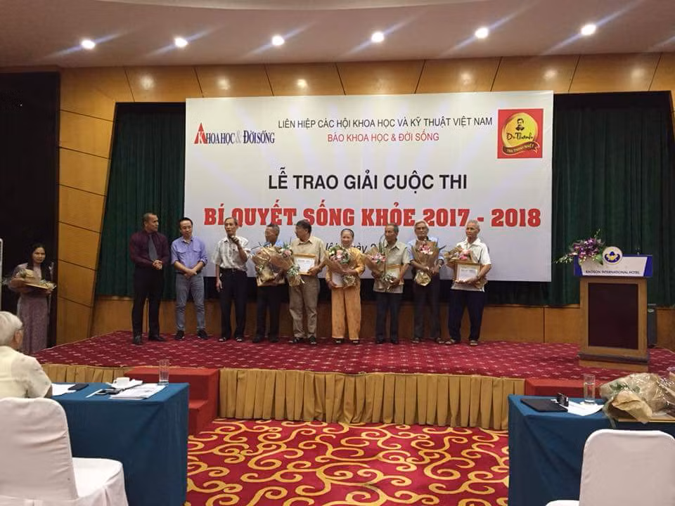 Bao Khoa hoc & Doi song trao giai cuoc thi Bi quyet Song khoe lan 5-Hinh-2