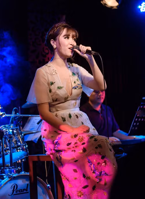 Ngoi nha nhin dau cung thay hoa no cua ca si Bich Phuong