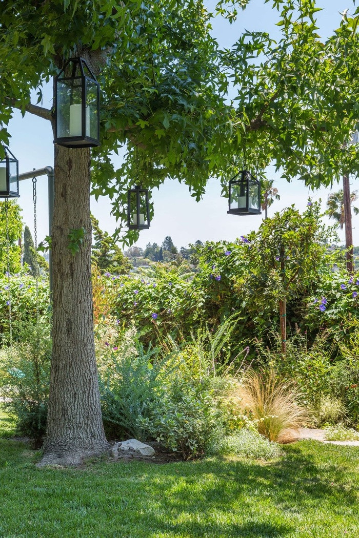 Đèn lồng không chỉ là vật thắp sáng mà còn là vật trang trí giúp khu vườn nhà bạn thêm sinh động và nổi bật, đặc biệt là khi đêm xuống.