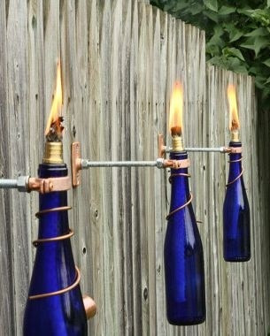 Cùng biến hóa chai rượu cũ, bỏ đi thành những ngọn đèn dầu thắp sáng cho khu vườn theo không hề khó như bạn tưởng.