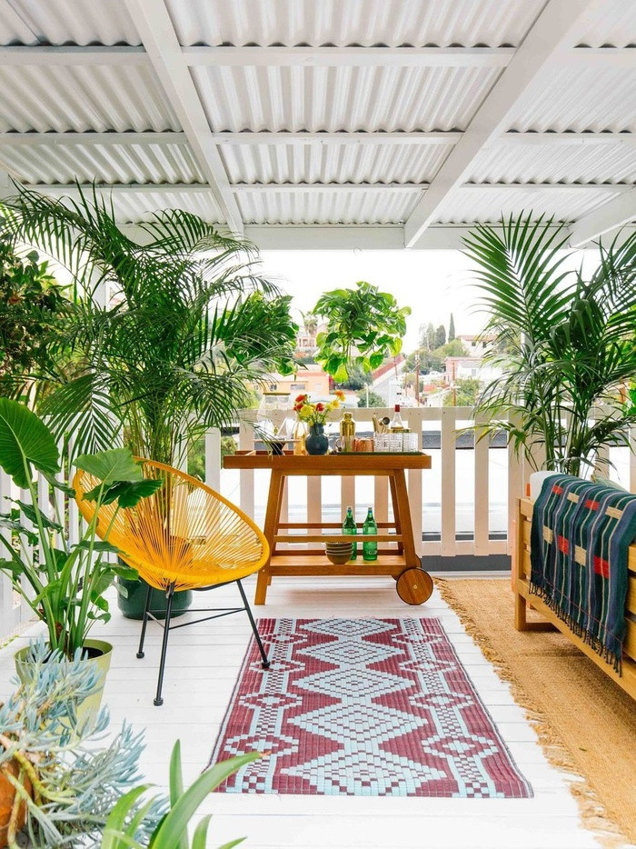 Bố trí một bộ bàn ghế ở vườn là ý tưởng tuyệt vời. Bạn có thể vừa chăm sóc, vừa ngắm nghía những cây xanh trong khu vườn của mình lại vừa hóng mát trong ngày hè nóng bức.