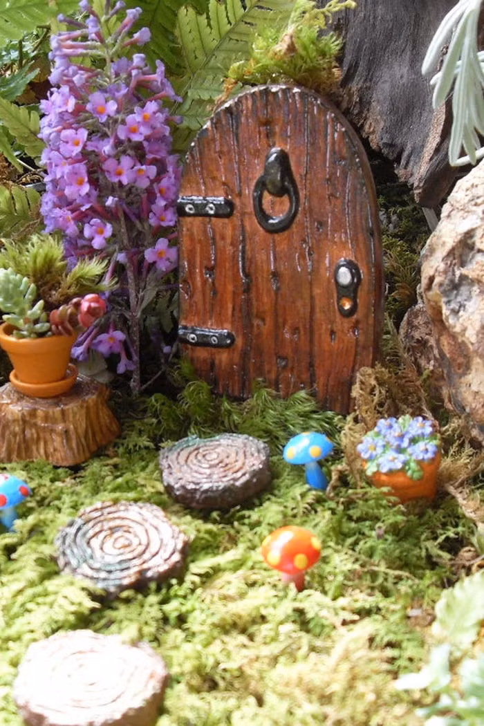 Thêm những bức tượng nhỏ xinh, đầy màu sắc là cách tuyệt hay để giúp khu vườn nhỏ thêm bắt mắt.