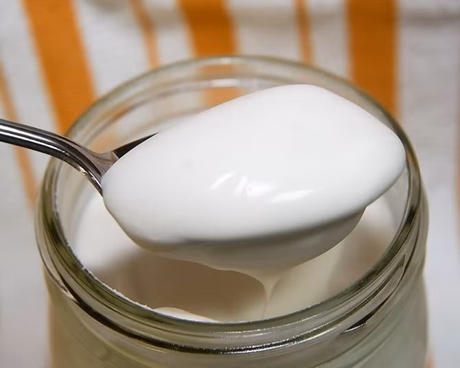 Trộn đều gel nha đam cùng một ít váng sữa, sau đó đắp hỗn hợp lên mặt và nhẹ nhàng mát xa cho da. Rửa sạch mặt sau ít phút, bạn sẽ nhận thấy da mình trở nên mịn màng trông thấy.