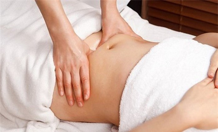 Massage: Massage là cách tốt nhất để bơm máu tới các cơ quan sinh sản của bạn. Tử cung sẽ trở lại bình thường sớm hơn nếu được chăm sóc đúng cách. Massage đúng theo tiêu chuẩn giúp tăng lưu thông máu trong cơ thể, làm giảm mệt mỏi và đau nhức, làm các cơ không bị căng gồng, giúp nâng tử cung về vị trí cũ.