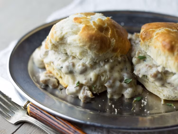 Đối với người Anh, bánh quy có ý nghĩa ngọt ngào. Họ cảm thấy khá kỳ lạ với món bánh quy và nước thịt của người Mỹ.