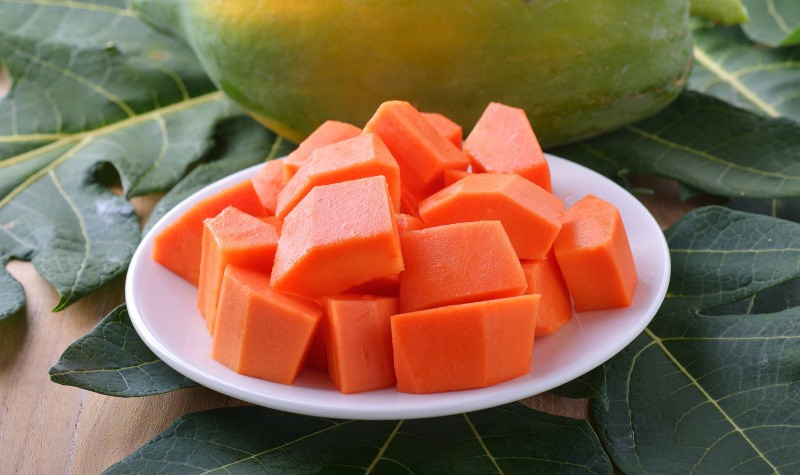 Tốt cho da: Sự hiện diện của vitamin E trong đu đủ ngăn chặn tổn thương tế bào và ngăn ngừa sự hình thành các nếp nhăn sớm. Vitamin A cung cấp một làn da mịn màng.