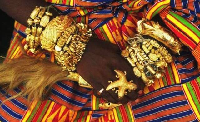 Phụ kiện vàng được chế tác khá tinh xảo, thiết kế đa dạng.