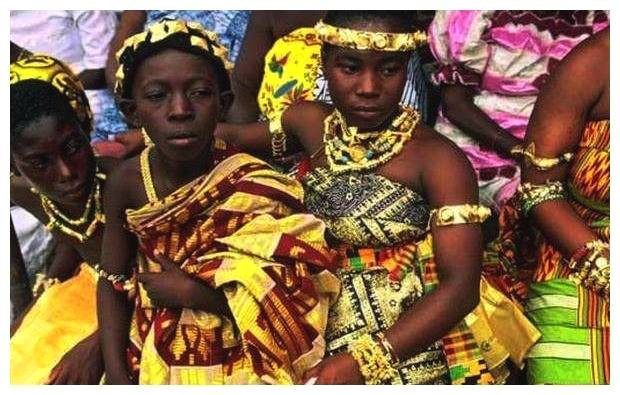 Trong gia tộc của các thủ lĩnh, vợ và con của họ cũng đeo vàng bạc khắp người.