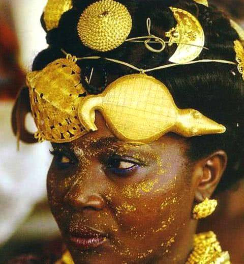 Vợ một thủ lĩnh bộ lạc làm đẹp bằng trang sức vàng.