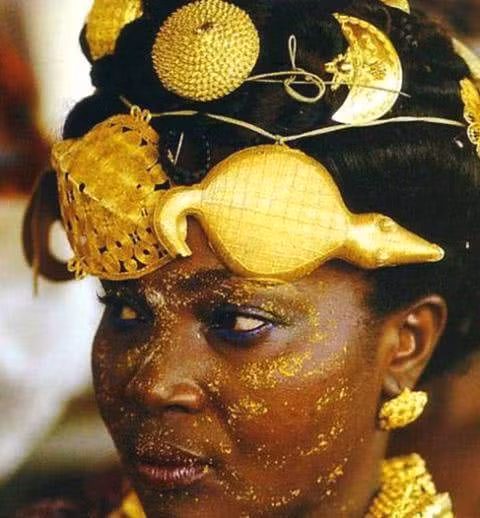 Vợ một thủ lĩnh bộ lạc làm đẹp bằng trang sức vàng.