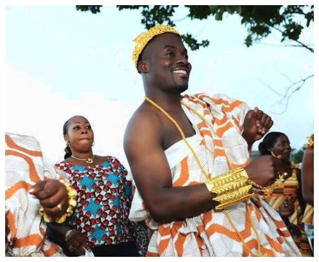 Bên cạnh những người nghèo đến mức không có cơm ăn thì châu Phi cũng có người giàu đến mức vàng đắp đầy người, không thua kém các đại gia Dubai.