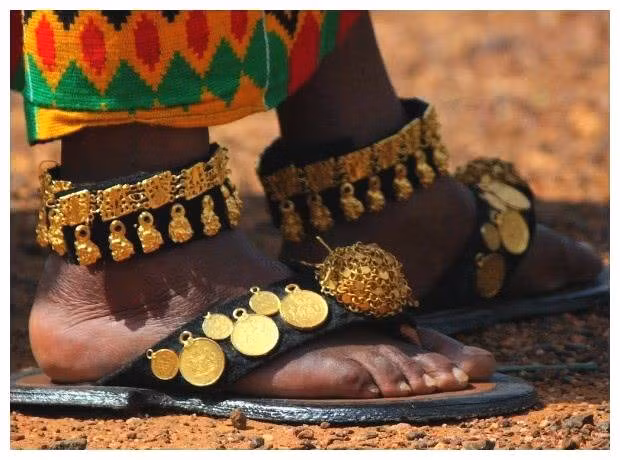 Đến đôi dép lê cũng phải dát…toàn vàng.