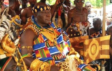 Tù trưởng một bộ lạc ở châu Phi với hàng chục kg vàng đeo trên người.