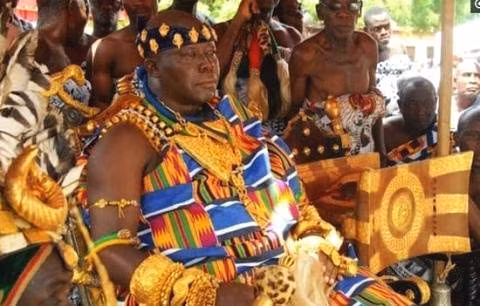 Tù trưởng một bộ lạc ở châu Phi với hàng chục kg vàng đeo trên người.