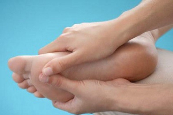 Khi khối ung thư lan rộng ra sẽ làm tắc nghẽn dòng máu, kéo theo hiện tượng sưng tấy và đau nhức chân. Nếu thấy cơn đau nhức liên tục tăng lên theo thời gian thì bạn cần đi khám ngay.