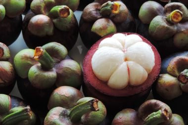 Quả măng cụt có lớp vỏ dày màu tím và phần thịt trắng bên trong mềm và ngọt. Loại quả này giàu pericarp, một chất chống oxy hóa, giúp bảo vệ cơ thể bạn khỏi các gốc tự do có hại.