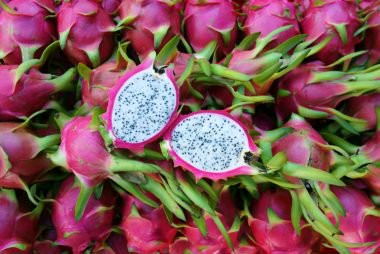 Thanh long (Pitaya) được coi là trái cây kỳ lạ có hình dáng xù xì. Quả hơi ngọt nhẹ, chứa hàm lượng calo thấp nhưng giàu canxi, chất xơ và vitamin C.
