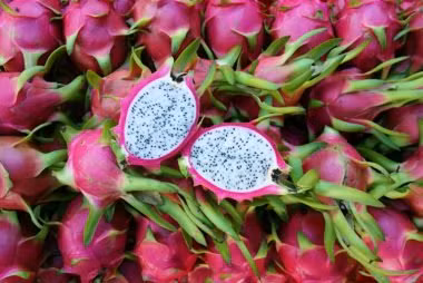 Thanh long (Pitaya) được coi là trái cây kỳ lạ có hình dáng xù xì. Quả hơi ngọt nhẹ, chứa hàm lượng calo thấp nhưng giàu canxi, chất xơ và vitamin C.