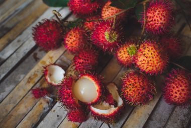 Quả chôm chôm được ví như quả bóng cao su nhỏ phủ lớp lông xù xì bên ngoài. Cắt đôi quả ra, bạn có thể thưởng thức lớp thịt trắng ngọt lịm.