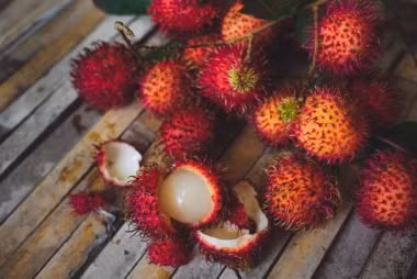 Quả chôm chôm được ví như quả bóng cao su nhỏ phủ lớp lông xù xì bên ngoài. Cắt đôi quả ra, bạn có thể thưởng thức lớp thịt trắng ngọt lịm.