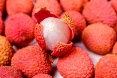 Vải thiều được giới thiệu là loại trái cây ngọt, chứa nhiều vitamin C và polyphenol, giúp tăng tốc độ trao đổi chất. Ảnh: RD.