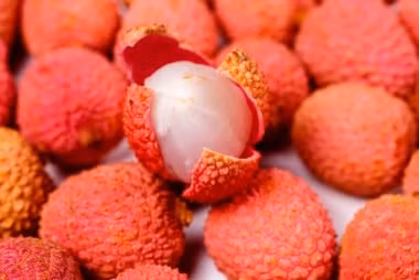 Vải thiều được giới thiệu là loại trái cây ngọt, chứa nhiều vitamin C và polyphenol, giúp tăng tốc độ trao đổi chất. Ảnh: RD.