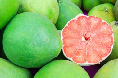 Bưởi Việt Nam có kích thước lớn hơn bưởi ở nước ngoài. Quả này cũng chứa đầy tất cả các lợi ích sức khỏe, cung cấp hàm lượng vitamin C, A, kali và chất xơ cao.