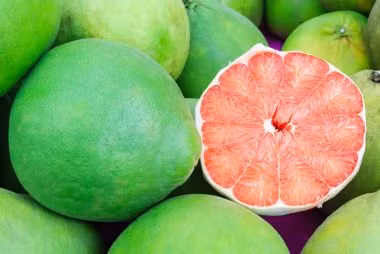 Bưởi Việt Nam có kích thước lớn hơn bưởi ở nước ngoài. Quả này cũng chứa đầy tất cả các lợi ích sức khỏe, cung cấp hàm lượng vitamin C, A, kali và chất xơ cao.