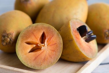 Hồng xiêm là loại trái cây Việt Nam được nhận xét là có vẻ bề ngoài xấu xí nhưng bên trong lại ngọt và thơm ngon. Loại quả này còn giàu chất chống oxi hóa cũng như vitamin C và A.