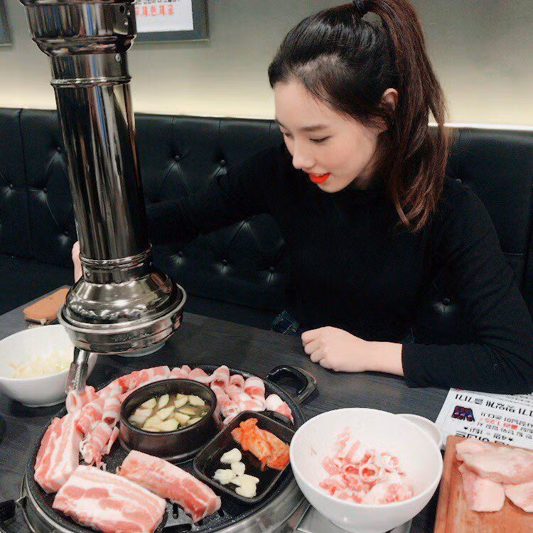 Sau gần 2 năm, cơ thể đã đạt chuẩn người mẫu, Jinny vẫn chăm chỉ tập các động tác gập bụng để duy trì vóc dáng.