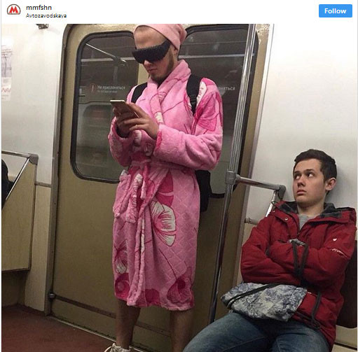Quý ông yêu màu hồng gây sự chú ý trên tàu điện ngầm.