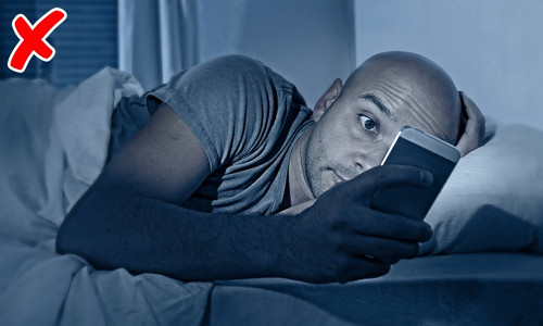 Hãy tắt tất cả các thiết bị điện tử trong phòng ngủ bởi chúng làm cản trở việc sản xuất hormon hỗ trợ giấc ngủ, melatonin của cơ thể.