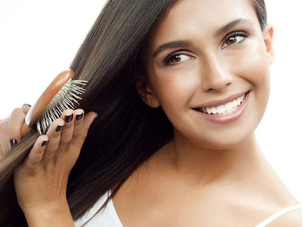 Dùng phấn rôm trẻ em là một giải pháp giúp mái tóc bồng bềnh khi bạn có mái tóc nhờn. Dùng một ít phấn rôm phủ lên tóc và nhẹ nhàng chải nó. Điều này sẽ làm cho tóc bạn trông dày ngay lập tức.