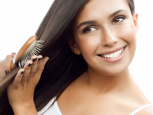 Dùng phấn rôm trẻ em là một giải pháp giúp mái tóc bồng bềnh khi bạn có mái tóc nhờn. Dùng một ít phấn rôm phủ lên tóc và nhẹ nhàng chải nó. Điều này sẽ làm cho tóc bạn trông dày ngay lập tức.