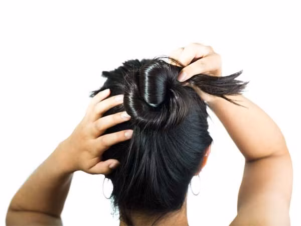 Búi lỏng tóc trên đỉnh đầu để ngủ qua đêm, sáng hôm sau bạn sẽ thấy mái tóc lượn sóng bồng bềnh tự nhiên.