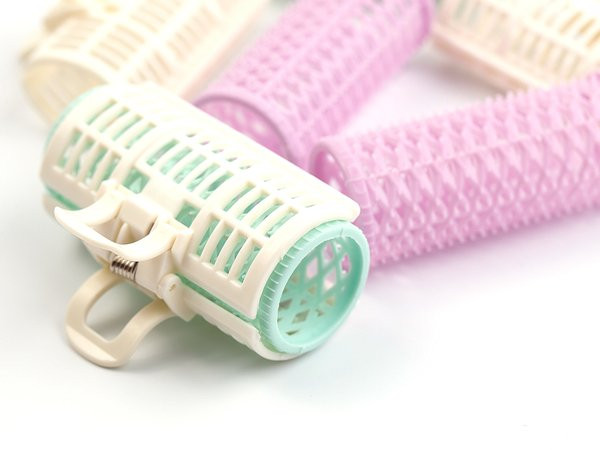 Dùng lô cuốn là một giải pháp để làm cho mái tóc trông dày dặn hơn. Chia tóc của bạn thành các phần nhỏ và cuộn bằng lô cuốn và giữ nó trong 20 phút.