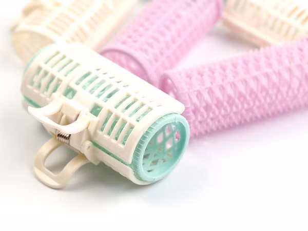 Dùng lô cuốn là một giải pháp để làm cho mái tóc trông dày dặn hơn. Chia tóc của bạn thành các phần nhỏ và cuộn bằng lô cuốn và giữ nó trong 20 phút.