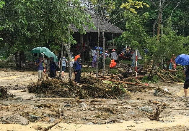 Lực lượng chức năng tìm kiếm những người mất tích.