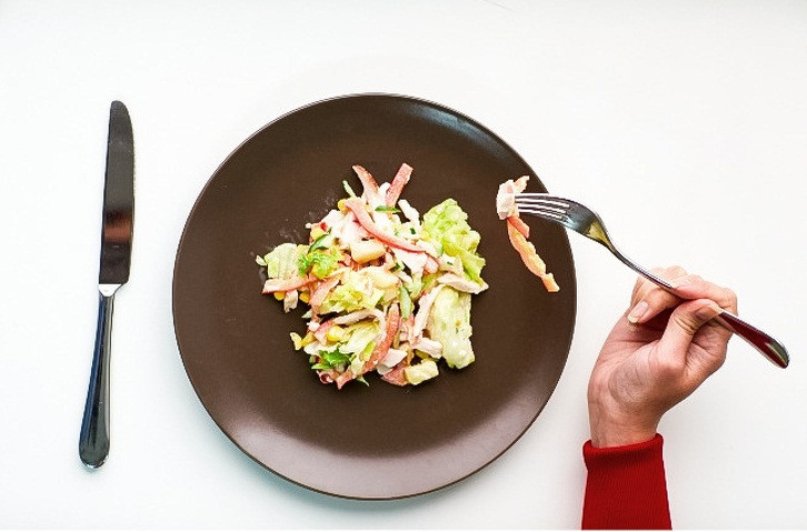 Tuy nhiên, nếu bạn đặt cùng lượng thực phẩm lên một đĩa nhỏ, thức ăn trông đầy đặn hơn và bạn sẽ ăn ít hơn hoặc vừa đủ để thỏa mãn cơn đói. Nói cách khác, nếu bạn chuyển từ đĩa to về đĩa nhỏ, bạn sẽ giảm lượng calo xuống 22%.