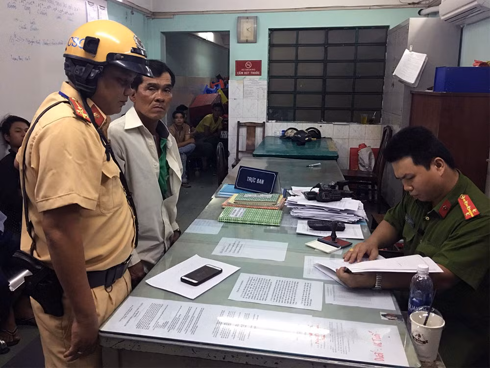 CSGT bàn giao đối tượng Sơn cho cơ quan công an xử lý theo quy định pháp luật.