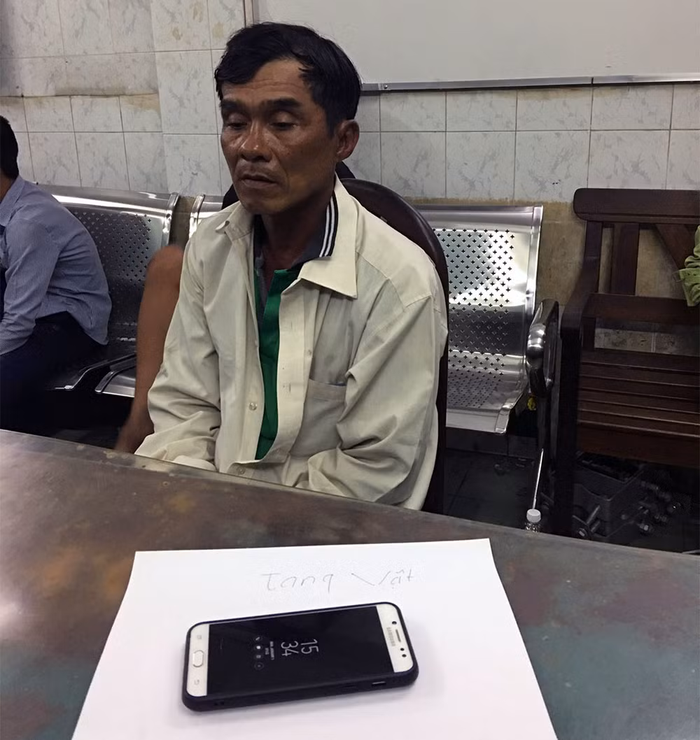 Sơn và chiếc điện thoại tang vật.