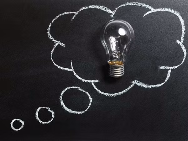 Mất ngủ vào ban đêm có thể dẫn đến một số vấn đề nhận thức (suy nghĩ). Thiếu ngủ sẽ ảnh hưởng trực tiếp đến não và làm giảm khả năng tư duy của bạn.