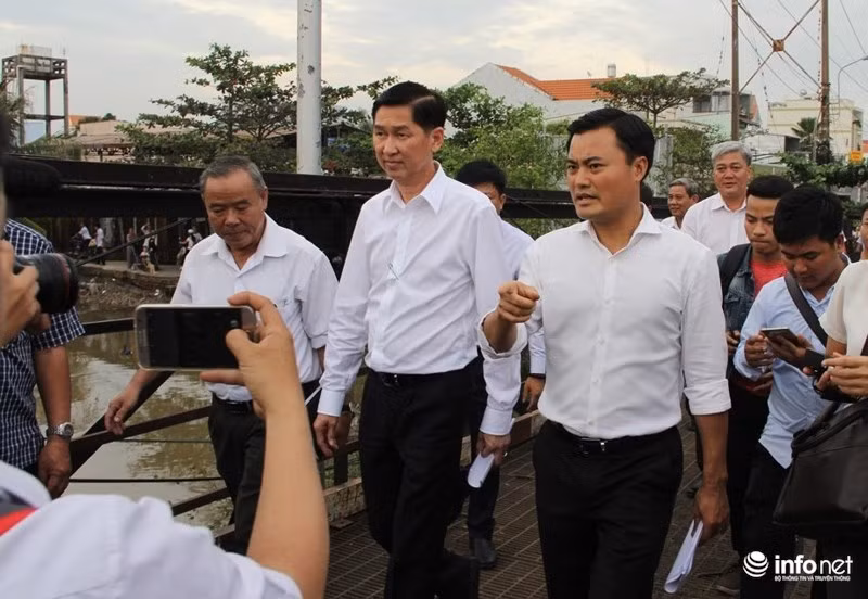 Ông Trần Vĩnh Tuyến và ông Bùi Xuân Cường thị sát hiện trường sập cầu Long Kiển tại huyện Nhà Bè.