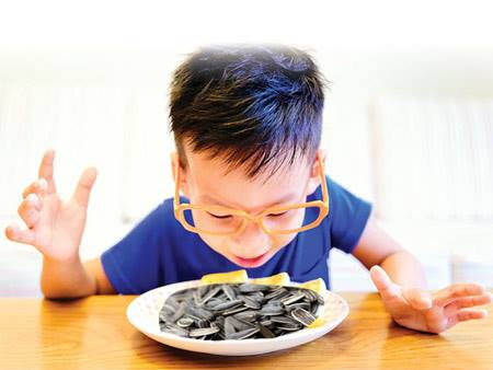 Hóc các loại hạt ngày Tết cũng thường xảy ra với các bé bởi chúng thường thích cắn các loại hạt dưa, bí, hạt hướng dương... như người lớn.