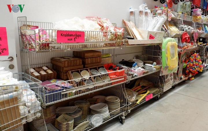 Đồ sứ và thủ công được nhiều người ưa chuộng.